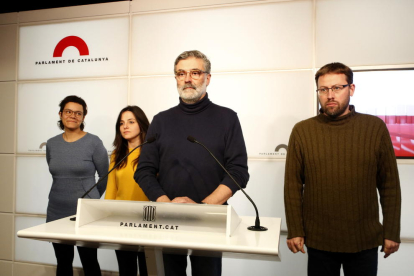 Los diputados de la CUP Natàlia Sánchez, Maria Sirvent y Vidal Aragonés, con el presidente, Carles Riera, en el centro.