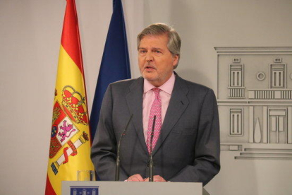 El portavoz del gobierno español, Íñigo Méndez de Vigo, en rueda de prensa después del Consejo de Ministros extraordinario para aprobar el recurso contra la Ley de la presidencia 09/05/2018.