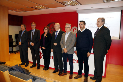 Plano general de los alcaldes de Salou, Cambrils, Mont-roig y Vandellòs, con los presidentes de la Cámara de Reus y el Círculo de Infraestructuras, y el ingeniero Fèlix Boronat, antes de iniciar el debate.