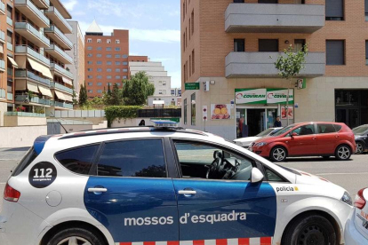 Els Mossos d'Esquadra, davant del supermercat on s'ha produït l'atracament.