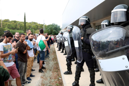 Antiavalots a les portes del Pavelló de Roquetes, durant el referèndum de l'1 d'octubre.