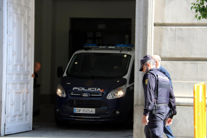 Imatge de la furgoneta que ha traslladat a l'expresidenta del Parlament, Carme Forcadell, i el conseller destituït, Jordi Turull, al Tribunal Suprem.
