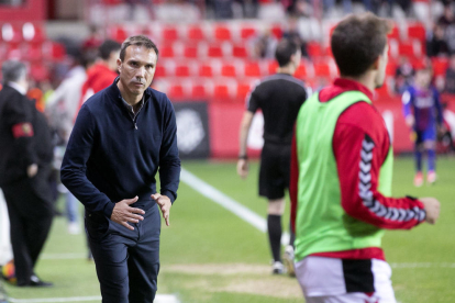 Rodri, des de la seva àrea tècnica, dóna ordres a un jugador. Els números de l'entrenador a casa no agraden a la directiva.