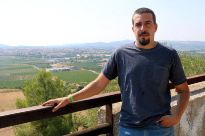 Jaume Tres, amic íntim de Pau Pérez, observant Vilafranca del Penedès des de la Muntanya de Sant Pau.