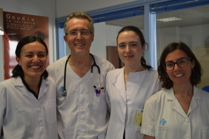 El doctor con su equipo del Hospital Juan XIII de Tarragona.