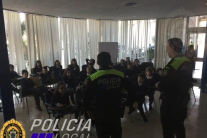 Los alumnos pudieron compartir un rato con los agentes y conocer su trabajo.