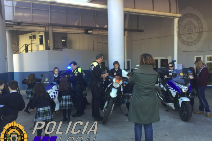 Los alumnos pudieron compartir un rato con los agentes y conocer su trabajo.