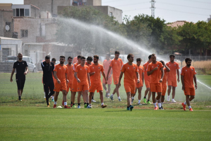Los futbolistas del CF Reus, durante la sesión matinal que se desarrolló en el anexo del Estadi Municipal, bajo un calor asfixiante.