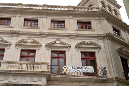 Imagen de la pancarta «libertad presos políticos» en el Ayuntamiento de Reus.