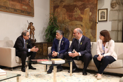 El president de la Generalitat, Quim Torra, amb el portaveu de JxCat, Albert Batet; l'adjunt Eduard Pujol i la diputada Gemma Geis.