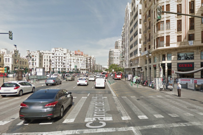 Imatge d'un carrer de València molt concurrit.