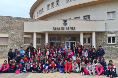 Foto de grup dels alumnes de 3r de l'Escola Mestral davant la Casa de la Vila.