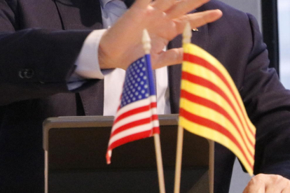 Les banderes dels Estats Units i Catalunya, a sobre una taula de l'antiga delegació del Govern als Estats Units.