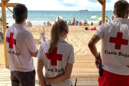 Una lancha de la Cruz Roja ha rescatado a los cinco menores y los ha llevado hasta la arena de la playa de la Arrabassada.