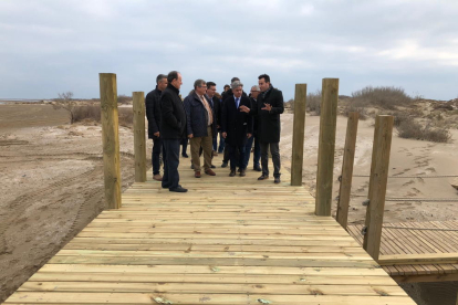 Imatge de les passarel·les renovades de la platja de Riumar (Baix Ebre).