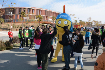 Els infants han gaudit de la companyia del Tarracvs, la mascota dels Jocs Mediterranis.