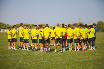 Els 33 futbolistes que es van exercitar a les ordres de Gordillo, seguint atentament les instruccions del seu entrenador a Salou.