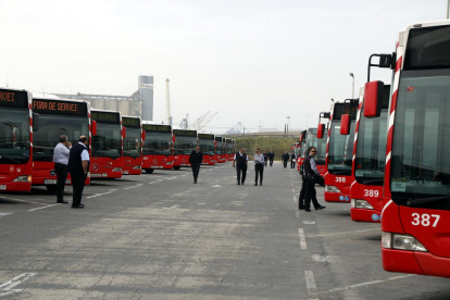 Pla obert de desenes d'autobusos a cotxeres, amb diversos treballadors de l'EMT de Tarragona davant, en la primera aturada parcial de la vaga. Imatge del 8 de maig de 2018