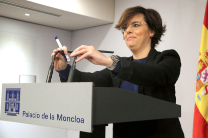 La vicepresidenta del gobierno español, Soraya Sáenz de Santamaría, anunciando que inician los trámites para impugnar la candidatura de Puigdemont.