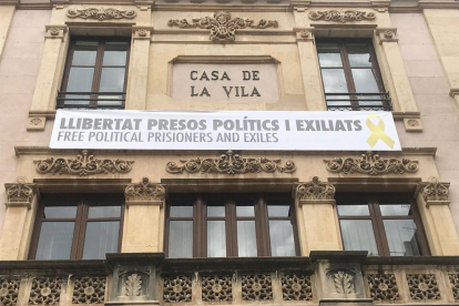 Façana de l'Ajuntament de Valls amb una pancarta per la llibertat dels presos a la façana.