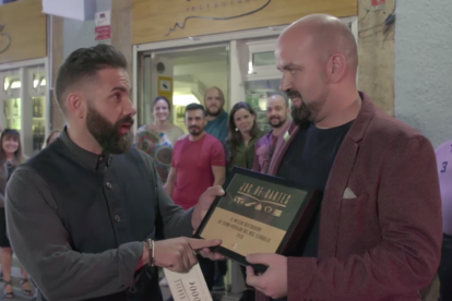 Marc Ribas entregando a Òscar del Taller el premio de 5.000 euros para invertir en su restaurante.