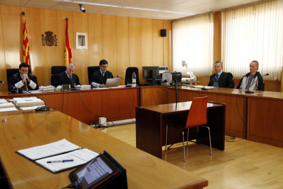 La sala de vistes de l'Audiència de Tarragona en l'inici del judici per l'assassinat de la jove Meritxell Vall amb l'acusat, Stanislav R., assegut al fons a la dreta.