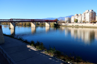 Vista general del riu Ebre al seu pas per Tortosa.