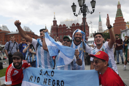 Aficionados argentinos en Rusia, preparados para ver el debut de su selección.
