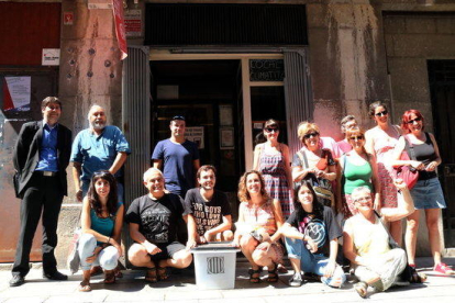 Los miembros de la Izquierda Independentista en la entrada del Casal Popular SaGeta de Foc en Tarragona.