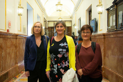 Assumpta Escarp, Marta Ribas y Alba Vergés, en representación del Parlament, en el Congreso de los Diputados.