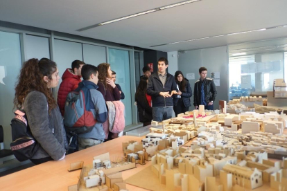 Estudiants visitant la universitat per informar-se del grau d'Arquitectura en una anterior edició de les portes obertes.