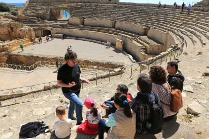 Imatge d'arxiu d'una de les visites guiades a l'Amfiteatre de Tarragona amb un grup de turistes.