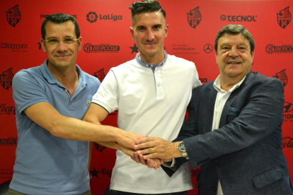 El director deportivo, Sergi Parés, Tito y el presidente del CF Reus, Xavier Llastarri.