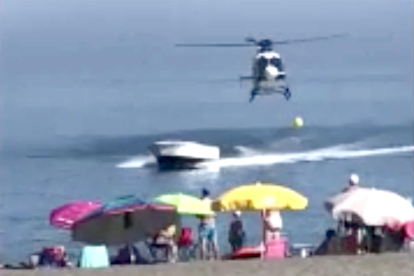 Un helicòpter de la Policia Nacional perseguint una llanxa de tràfic de drogues a Màlaga.