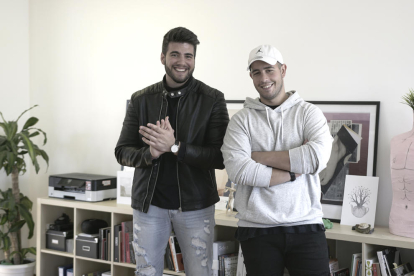 Pau Mas y Álvaro Pérez, creadores de la marca de relojes Clodd, en el estudio Pàkaru.