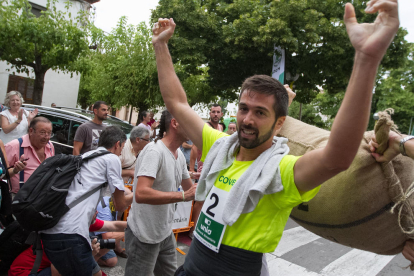 El vallenc Rubén Guillén celebrant la seva victòria, ahir, just al final de la cursa de Riudoms.