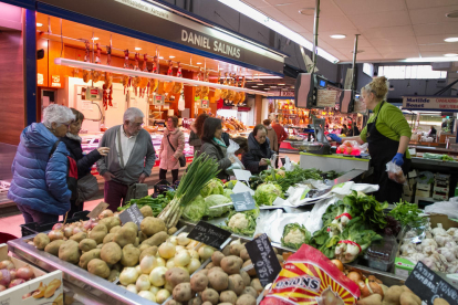 Algunas de las paradas|puestos en el interior de las instalaciones del Mercado Central de Reus, ayer.
