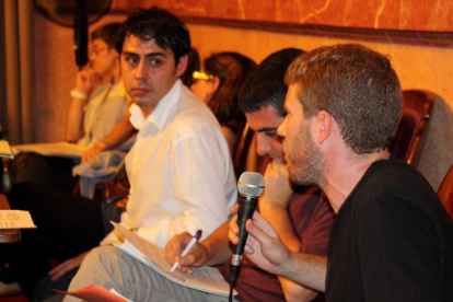 El regidor de la CUP, Marc Font, intervenint al ple amb el regidor del PP, Francis Álvarez, mirant-lo atentament