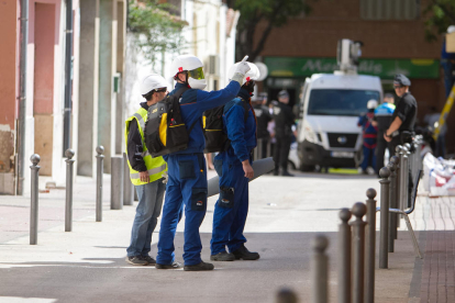 Operaris d'Endesa han tornat al barri de Mas Abelló de Reus davant les sospites que s'han pogut fer reconnexions de llum.
