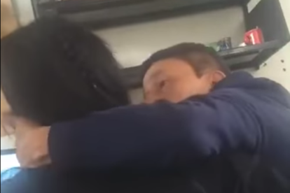 Captura del vídeo en el moment en el qual el professor intenta fer un petó a l'alumna.