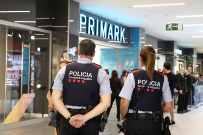 Imagen de archivo del año pasado, donde dos agentes de los Mossos patrullan dentro del centro comercial tarraconense.