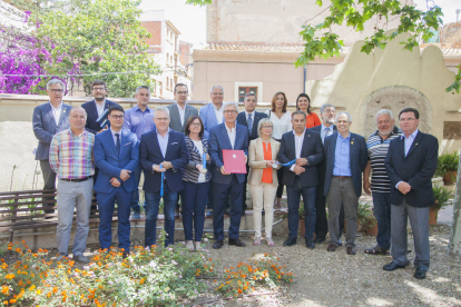 L'alcalde de Tarragona amb els alcaldes i regidors de les seus tarragonines dels JOcs.
