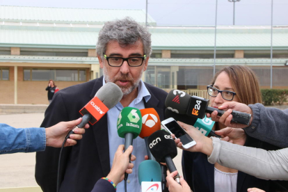 Els advocats de Sànchez i Cuixart, Jordi Pina i Marina Roig, fent declaracions a la porta de Soto del Real
