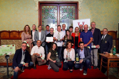 Imagen de los guanyaors y organizadores del premios Vinari 2018.