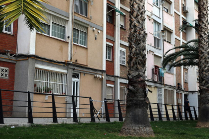 Imatge de l'edifici de Cornellà de Llobregat d'on s'ha llençat l'home.