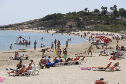 La playa de la Pineda llena de bañistas, esta semana.