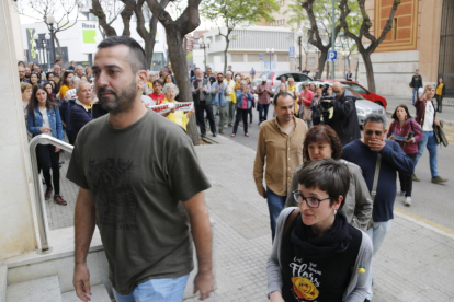Imagen de cinco de los investigados por la huelga del 8-N entrando en los juzgados de Tarragona.