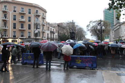 Imagen de la concentración celebrada hoy por la tarde en la Estatua de los Despullats, en la rambla Nova de Tarragona.