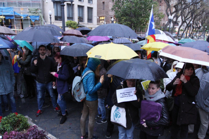 Imagen de la concentración celebrada hoy por la tarde en la Estàtua dels Despullats, en la rambla Nova de Tarragona.
