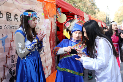 Unes noies xineses, amb vestits tradicionals del seu país.